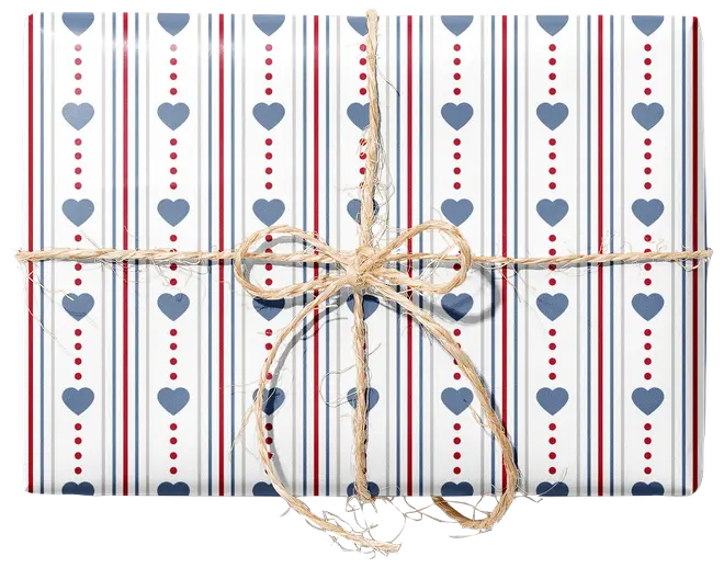 Presentask inslagen i vitt papper med röda och blå ränder, blå hjärtan och röda prickar, knuten med natursnöre.
