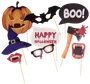 Set med Halloween-fotorekvisita: pumpa, häxhatt, fladdermusmask, vampyrmun, glasögon, yxa, monstermun och pratbubblor med 'BOO!' och 'Happy Halloween'.