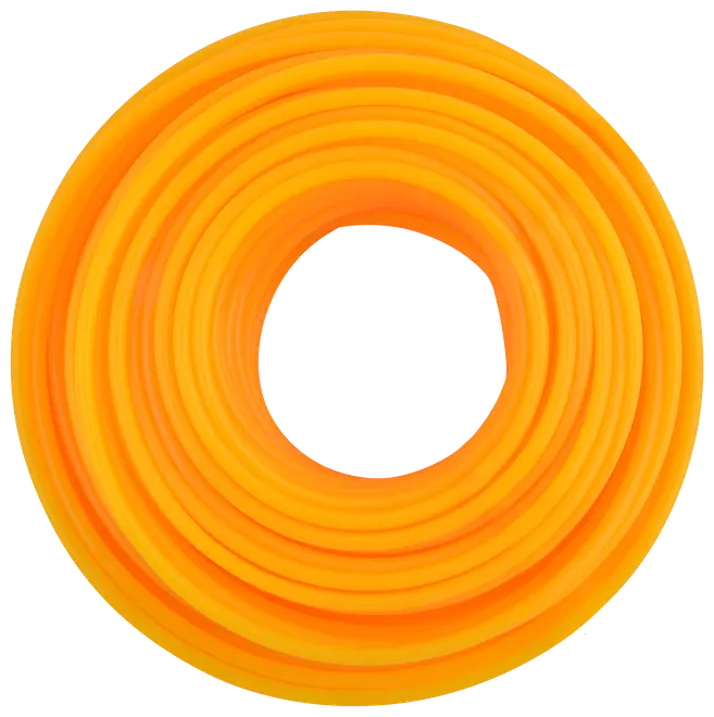 Spiralsnodd orange plastslang, flexibel och lätt, passar som trädgårdsslang eller luftslang. Slät yta, jämn färg och rund form för enkel förvaring.