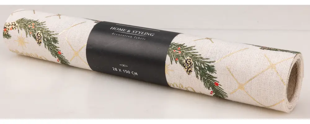 Rullad dekorationsväv, 28 x 150 cm, krämfärgad med guldlinjer och tryck av grankvistar, kottar och röda bär. Passar till festliga dukningar.