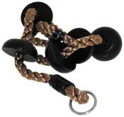 Flettet brunt reb hundelegetøj med fire sorte plastskiver og metalring, designet til interaktiv leg og tyggeholdbarhed for mellemstore til store hunde.