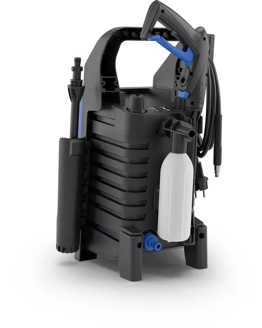 Kompakt sort højtryksrenser med ergonomisk håndtag, fastgjort sprøjtepistol, sæbeflaske, slange og tilbehørsholdere. Robust bund og moderne design, ideel til rengøring hjemme.