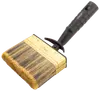 Flad pensel med 70 mm bred børste, guldfarvet metalbånd og ergonomisk sort plastgreb med fingerfordybninger. Velegnet til maling af større overflader.