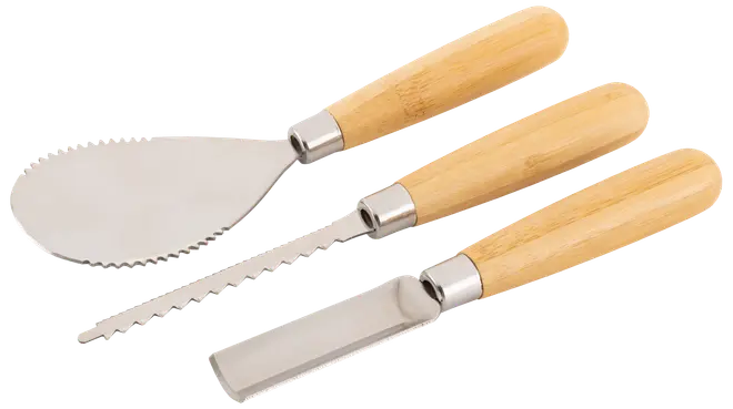 Sæt med tre osteknive med rustfri stålklinger og lyse træhåndtag. Indeholder en flad kniv, en savtakket kniv og en rund smørekniv til forskellige oste.