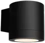 Moderne sort cylinderformet væglampe med mat finish. Lyset udsendes nedad, velegnet til accent- eller stibelysning. Minimalistisk og stilrent design til udendørs eller indendørs brug.