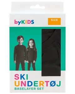 Svart underställsset för barn, med långärmad tröja och byxor. Tillverkat i mjukt, stretchigt material för värme och komfort. Passar vintersport och kalla dagar.