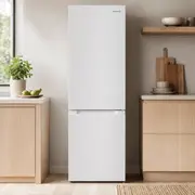Høj, hvid køleskab med fryser nederst, minimalistisk design, glatte flade døre og indbyggede håndtag. Passer perfekt i moderne køkkener med lyse træskabe.