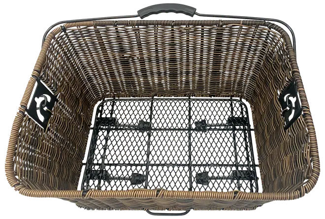 Rektangulær kurv med flettet rattan-design i brune nuancer, udstyret med et robust plastgitter i bunden for ekstra støtte. Kurven har metalbeslag på siderne og et plastikhåndtag på øverste kant for nem transport.