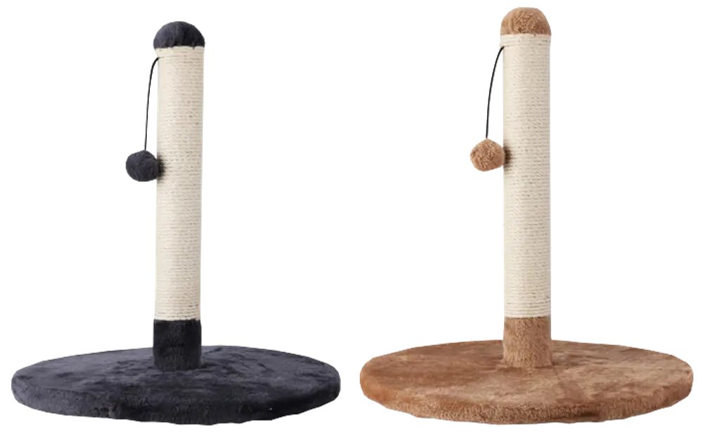 To kradsetræer til katte med runde plysbaser, én i mørkegrå og én i brun, hver med sisalomviklet stolpe og hængende pompon-legetøj.