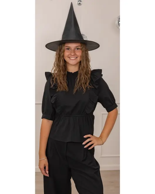 Vuxen häxkostym med spetsig svart hatt, svart blus med volanger och korta ärmar samt matchande svarta byxor. Perfekt för Halloween eller temafest. Bekväm och stilren.