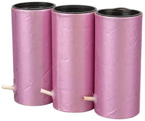 Sæt med tre lyserøde cylindriske fyrværkerier med synlige lunter. Hver er indpakket i skinnende lyserødt papir og har sort åbning i toppen til antændelse.