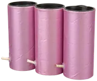 Sæt med tre lyserøde cylindriske fyrværkerier med synlige lunter. Hver er indpakket i skinnende lyserødt papir og har sort åbning i toppen til antændelse.