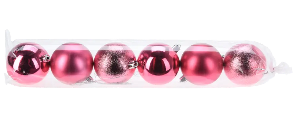 Set med sex rosa julgranskulor i genomskinlig plastask, med blanka, matta och glittriga ytor. Varje kula har ett silverfärgat upphängningsfäste.