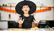 Svart häxhatt för barn med bred brätte och nät-detaljer. Tillverkad i lätt tyg, bekväm passform, perfekt för Halloween. Endast hatt, ej kostym.